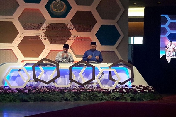 اعطای هدایای یابود به شرکت&zwnj;کنندگان مسابقات قرآن مالزی / دهقان از مدیر جاکیم نگرفت