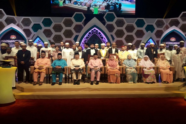 اعطای هدایای یابود به شرکت&zwnj;کنندگان مسابقات قرآن مالزی / دهقان از مدیر جاکیم نگرفت