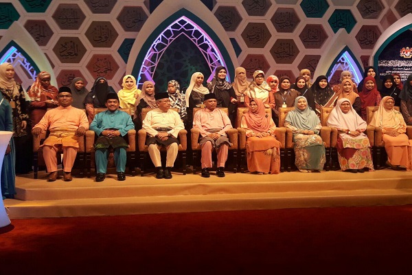 اعطای هدایای یابود به شرکت&zwnj;کنندگان مسابقات قرآن مالزی / دهقان از مدیر جاکیم نگرفت