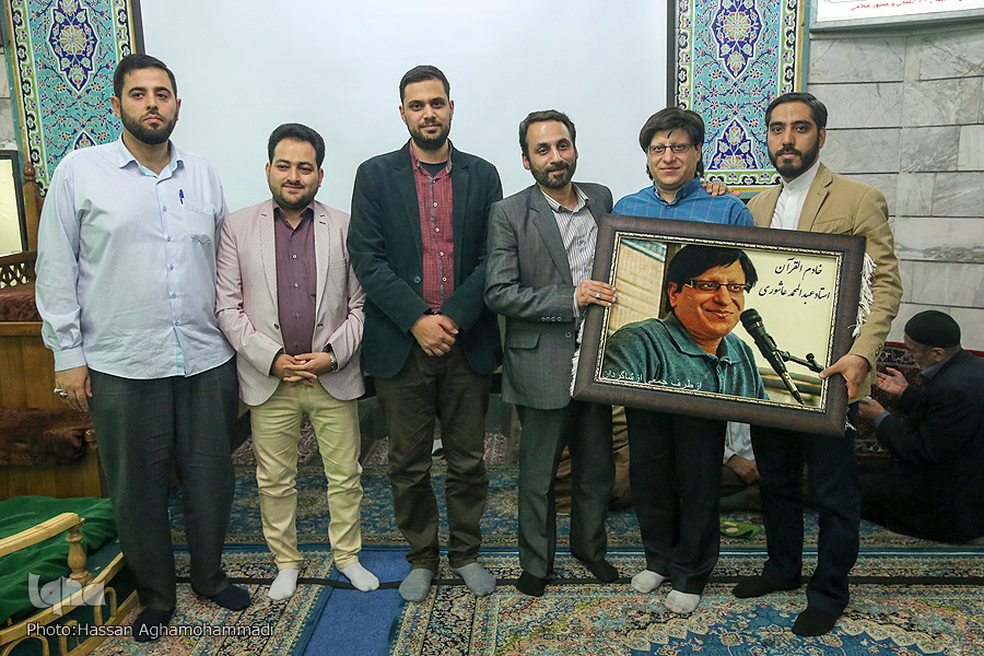 تجلیل از معلم قرآن در مسجد پیغمبر تهران تجلیل از معلم قرآن در مسجد پیغمبر تهران