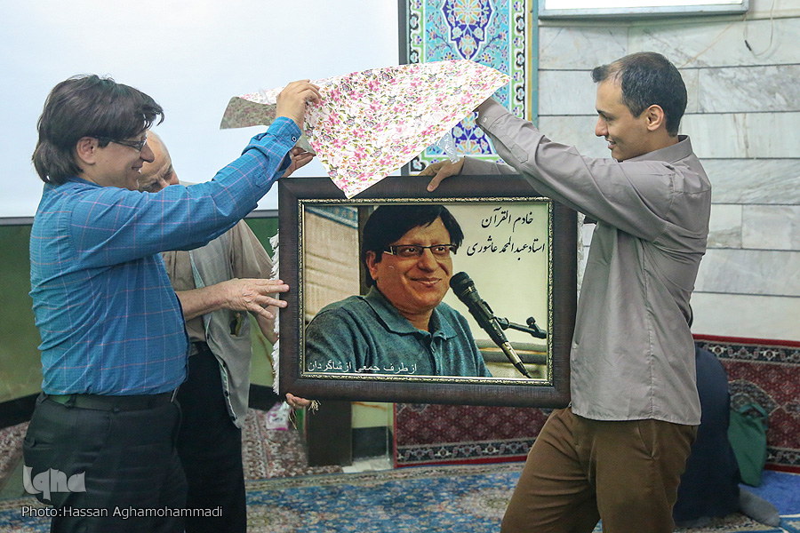 تجلیل از معلم قرآن در مسجد پیغمبر تهران تجلیل از معلم قرآن در مسجد پیغمبر تهران