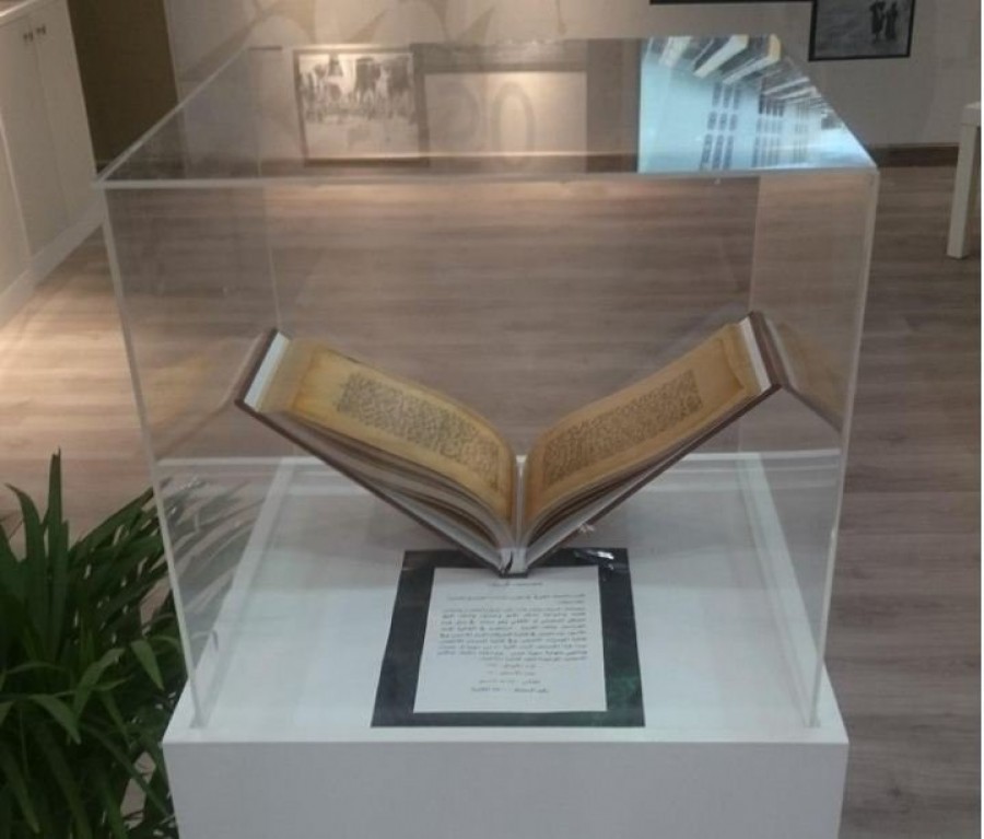نگهداری قرآن کوفی در ویترین شیشهای+عکس نگهداری قرآن کوفی در ویترین شیشهای+عکس