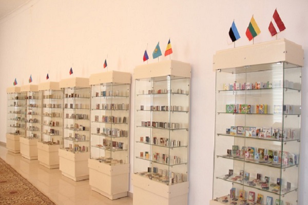 نمایش کوچکترین قرآن جهان در موزه کتابهای کوچک در آذربایجان نمایش کوچکترین قرآن جهان در موزه کتابهای کوچک در آذربایجان