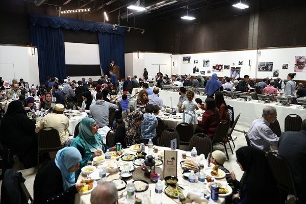 گردهمایی صدها نفر از مسلمانان شیکاگو در ضیافت افطار + عکس گردهمایی صدها نفر از مسلمانان شیکاگو در ضیافت افطار + عکس