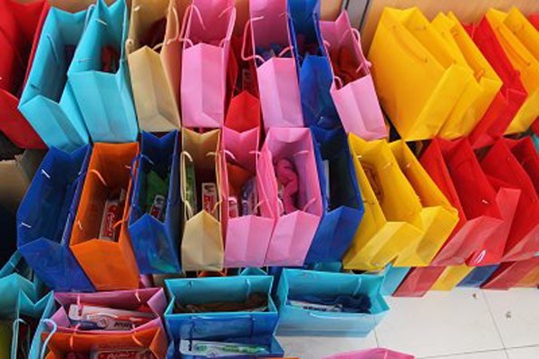 توزیع بسته های فرهنگی بین زائران امام راحل