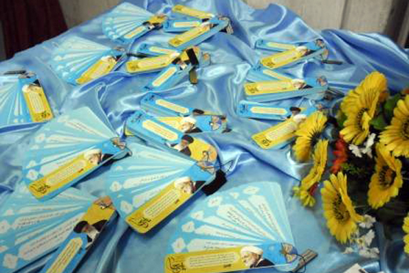 توزیع بسته های فرهنگی بین زائران امام راحل