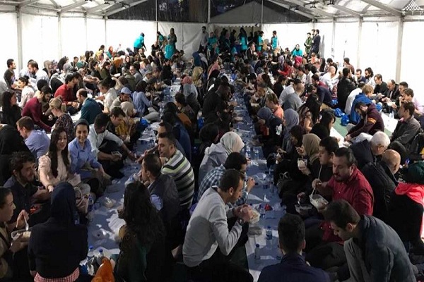 افطار در انگلیس استقبال از طرح خیمه افطار در انگلیس/ ادیت شده