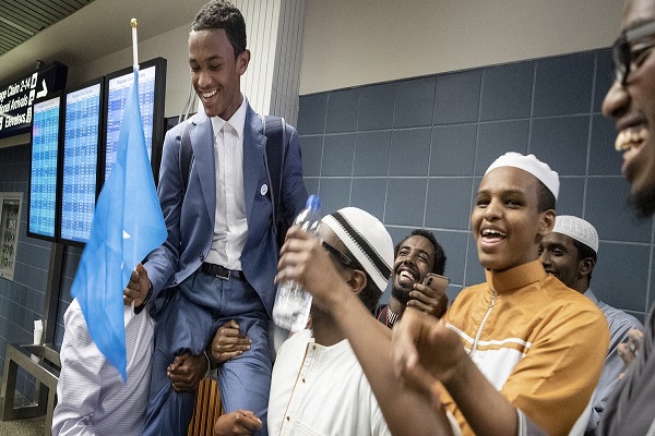 مسابقات بینالمللی قرآن دبی مصاحبه با اولین آمریکایی برنده مسابقات بینالمللی قرآن دبی/ ادیت شده