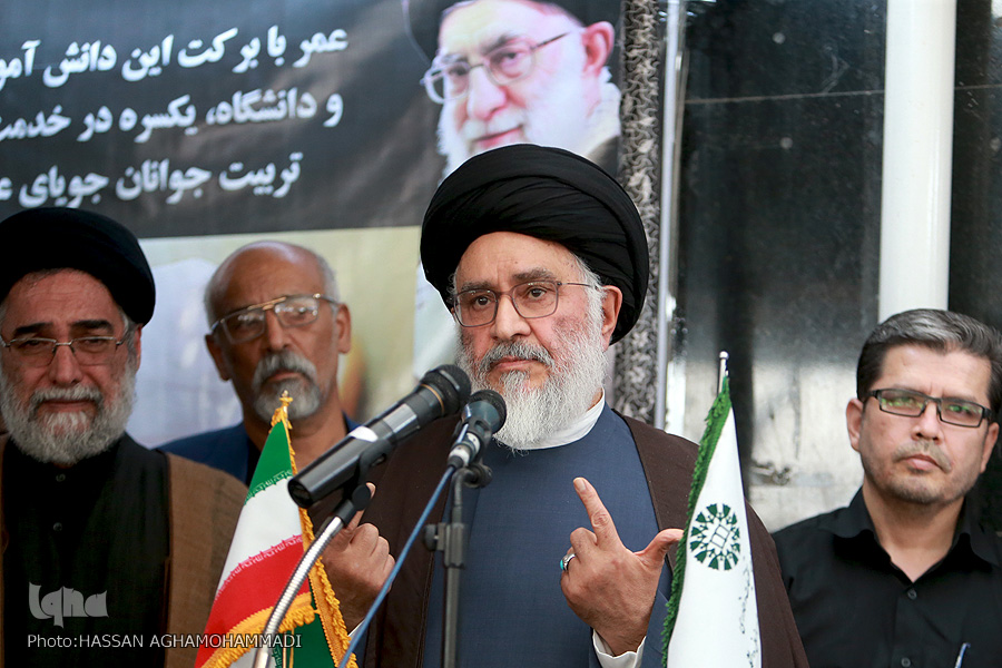 مرحوم احمدی، روحانی و معلمی نمونه بود