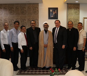 بازخوانی نامه امام علی(ع) در جمع مسیحیان فیلیپین/ اهدای نهجالبلاغه+عکس بازخوانی نامه امام علی(ع) در جمع مسیحیان فیلیپین/ اهدای نهجالبلاغه+عکس