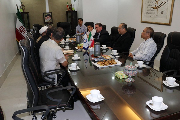 بازخوانی نامه امام علی(ع) در جمع مسیحیان فیلیپین/ اهدای نهجالبلاغه+عکس بازخوانی نامه امام علی(ع) در جمع مسیحیان فیلیپین/ اهدای نهجالبلاغه+عکس