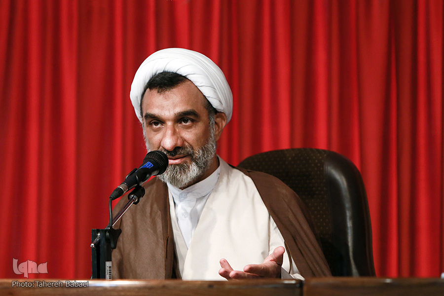 پنج ویژگی فکری استاد احمدی/ &laquo;ز هر چه رنگ تعلق بگیرد&raquo; آزاد بود