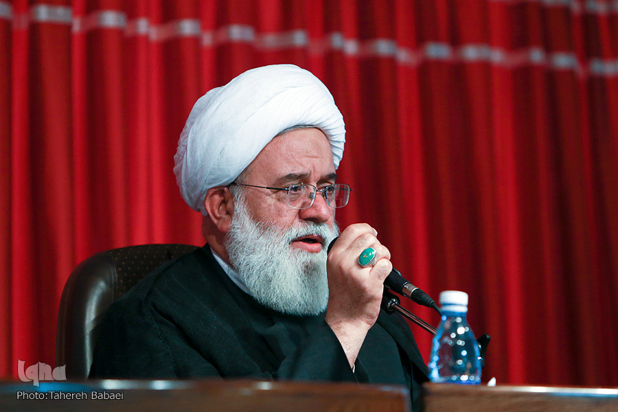 پنج ویژگی فکری استاد احمدی/ &laquo;ز هر چه رنگ تعلق بگیرد&raquo; آزاد بود