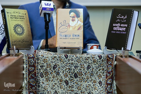 رونمایی از ترجمه آثار امام(ره) و شهید مطهری در ایکنا/ تأکید بر راهاندازی بانک مترجمان رونمایی از ترجمه آثار امام(ره) و شهید مطهری در ایکنا/ تأکید بر راهاندازی بانک مترجمان