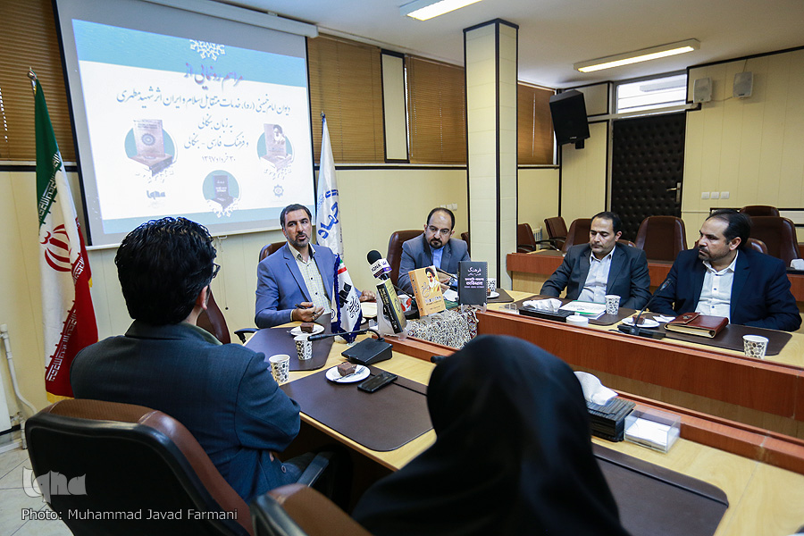 رونمایی از ترجمه آثار امام(ره) و شهید مطهری در ایکنا/ تأکید بر راهاندازی بانک مترجمان رونمایی از ترجمه آثار امام(ره) و شهید مطهری در ایکنا/ تأکید بر راهاندازی بانک مترجمان