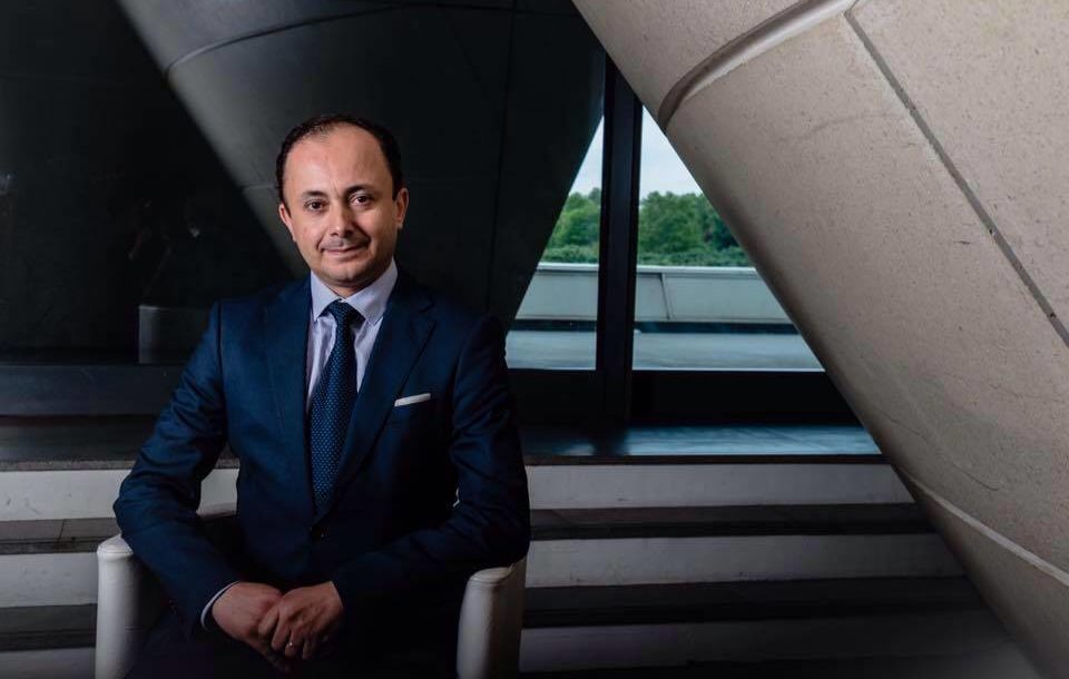 جراح تونسی: قبل از هر عمل قرآن میخوانم+عکس جراح تونسی: قبل از هر عمل قرآن میخوانم+عکس