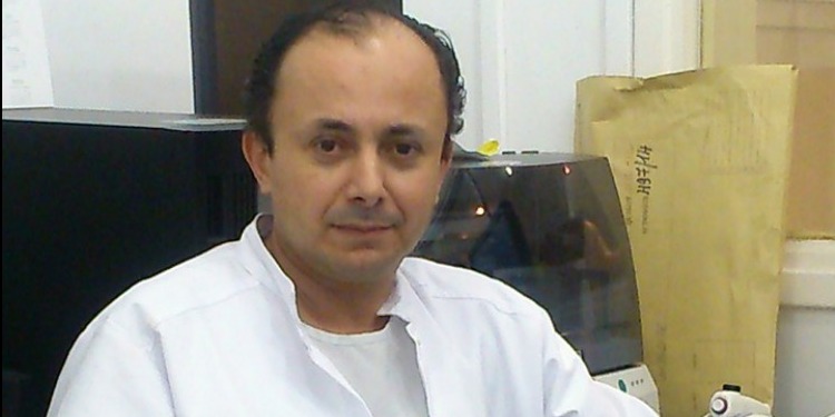 جراح تونسی: قبل از هر عمل قرآن میخوانم+عکس جراح تونسی: قبل از هر عمل قرآن میخوانم+عکس