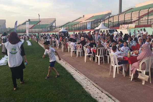 برپایی بزرگترین سفره افطار به نفع کودکان یتیم در الجزایر برپایی بزرگترین سفره افطار به نفع کودکان یتیم در الجزایر