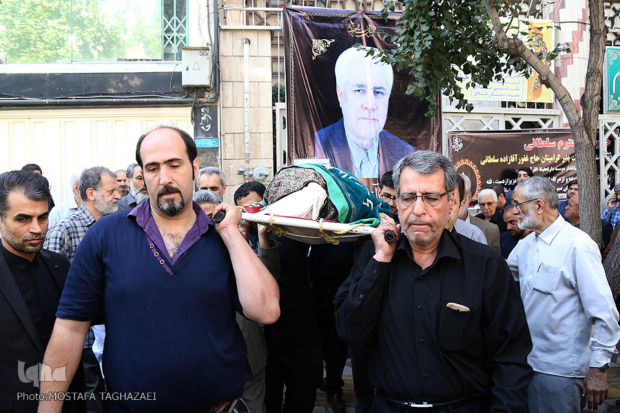 وداع دوستان و شاگردان با خادم القرآن مرحوم &laquo;آقازاده سلطانی&raquo;