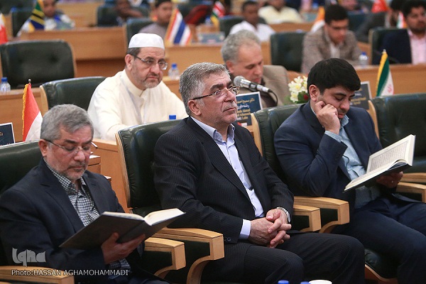 تذکری که نماینده کشورمان در هشتمین شب مسابقات قرآن دانشجویان گرفت/ قاریان در هنگام تلاوت در محراب نماز هستند