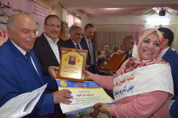 تکریم معلمان نمونه و حافظ قرآن مصر+عکس تکریم معلمان نمونه و حافظ قرآن مصر+عکس