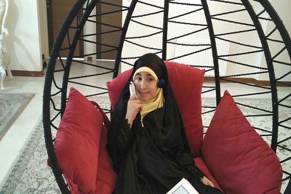 ضحی میوند حافظ قرآن آیات قرآن را حفظ میکرد در همان حال بازیگوشی کودکانه/ استرس مسابقات را برای فرزندم نمیخواهم