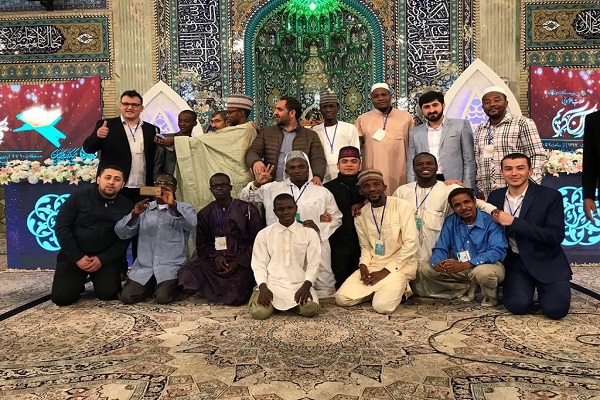 عکسهای یادگاری حافظ سنگالی با ایرانیها عکسهای یادگاری حافظ سنگالی با ایرانیها