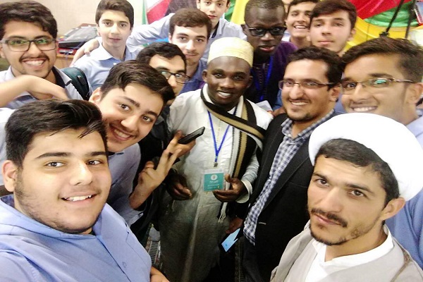 عکسهای یادگاری حافظ سنگالی با ایرانیها عکسهای یادگاری حافظ سنگالی با ایرانیها