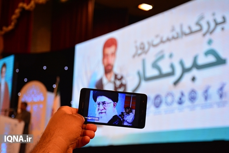 تجلیل از 2 خانواده شهید رسانه در بوشهر تجلیل از 2 خانواده شهید رسانه در بوشهر