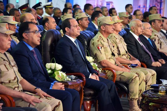 اهدای قرآن به سیسی در مراسم افتتاح کارخانه سیمان+عکس اهدای قرآن به سیسی در مراسم افتتاح کارخانه سیمان+عکس