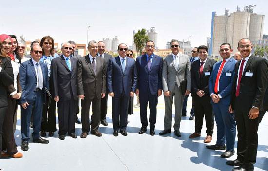 اهدای قرآن به سیسی در مراسم افتتاح کارخانه سیمان+عکس اهدای قرآن به سیسی در مراسم افتتاح کارخانه سیمان+عکس