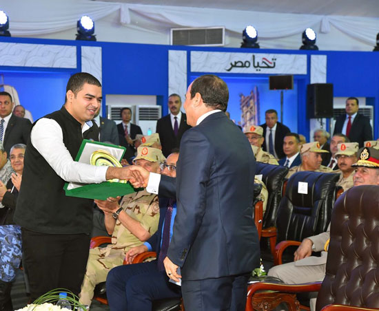 اهدای قرآن به سیسی در مراسم افتتاح کارخانه سیمان+عکس اهدای قرآن به سیسی در مراسم افتتاح کارخانه سیمان+عکس