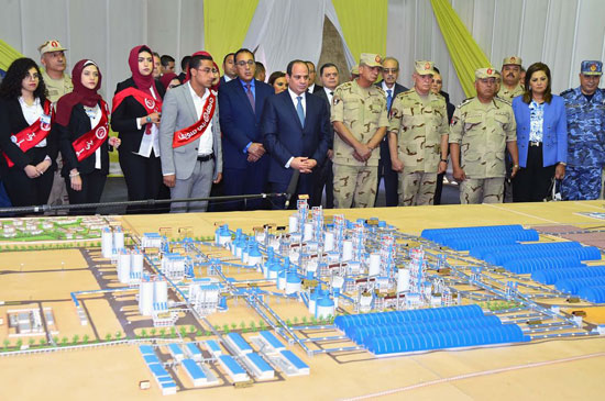 اهدای قرآن به سیسی در مراسم افتتاح کارخانه سیمان+عکس اهدای قرآن به سیسی در مراسم افتتاح کارخانه سیمان+عکس