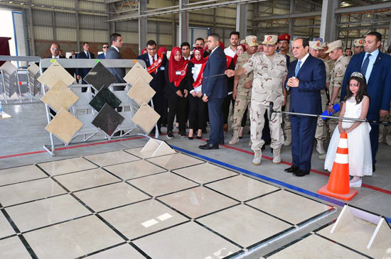 اهدای قرآن به سیسی در مراسم افتتاح کارخانه سیمان+عکس اهدای قرآن به سیسی در مراسم افتتاح کارخانه سیمان+عکس