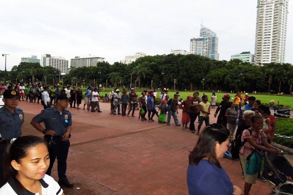 نمایش کرامت رضوی با اطعام نیازمندان در فیلیپین+عکس نمایش کرامت رضوی با اطعام نیازمندان در فیلیپین+عکس