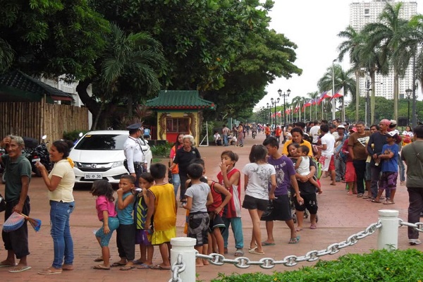 نمایش کرامت رضوی با اطعام نیازمندان در فیلیپین+عکس نمایش کرامت رضوی با اطعام نیازمندان در فیلیپین+عکس