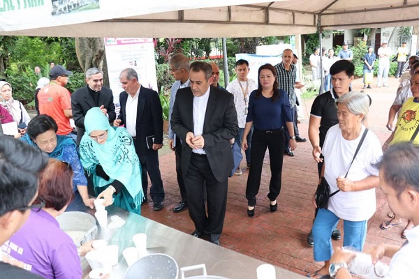 نمایش کرامت رضوی با اطعام نیازمندان در فیلیپین+عکس نمایش کرامت رضوی با اطعام نیازمندان در فیلیپین+عکس