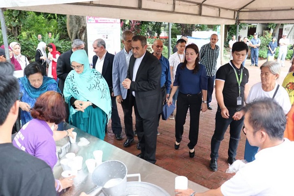 نمایش کرامت رضوی با اطعام نیازمندان در فیلیپین+عکس نمایش کرامت رضوی با اطعام نیازمندان در فیلیپین+عکس