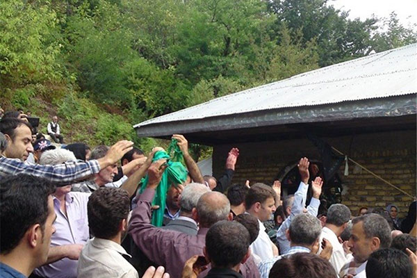 جمعه/////امروز؛ آئین سنتی &laquo;عَلم واچینی&raquo; در بقعه متبرکه سرتربت املش