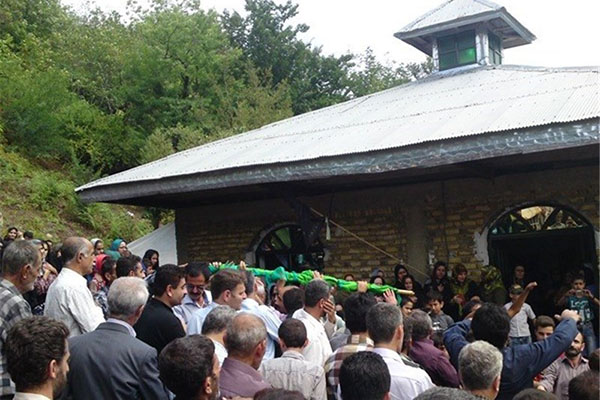 جمعه/////امروز؛ آئین سنتی &laquo;عَلم واچینی&raquo; در بقعه متبرکه سرتربت املش