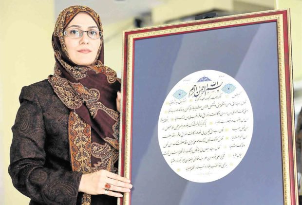 بانوی ایرانی، هدیه قرآنی و روزنامه فیلیپینی/ وقتی هنرِ با مراقبه سوژه می&zwnj;شود