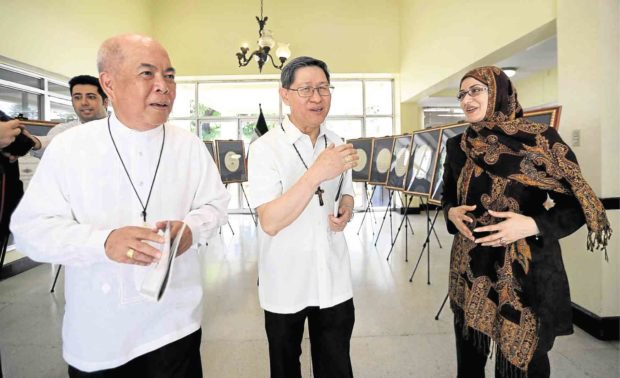 بانوی ایرانی، هدیه قرآنی و روزنامه فیلیپینی/ وقتی هنرِ با مراقبه سوژه می&zwnj;شود