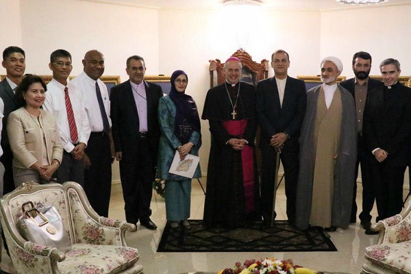 تحویل هدیه قرآنی ایران برای پاپ به نماینده واتیکان/ حضور گسترده فیلیپینیها+عکس تحویل هدیه قرآنی ایران برای پاپ به نماینده واتیکان/ حضور گسترده فیلیپینیها+عکس