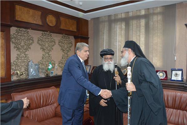 اهدای قرآن از سوی مسیحیان به استاندار مصری+عکس اهدای قرآن از سوی مسیحیان به استاندار مصری+عکس