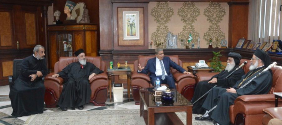 اهدای قرآن از سوی مسیحیان به استاندار مصری+عکس اهدای قرآن از سوی مسیحیان به استاندار مصری+عکس