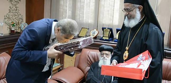 اهدای قرآن از سوی مسیحیان به استاندار مصری+عکس اهدای قرآن از سوی مسیحیان به استاندار مصری+عکس