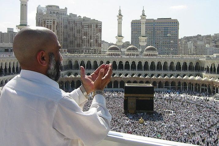 سر تراشیدن موی سر حجاج/