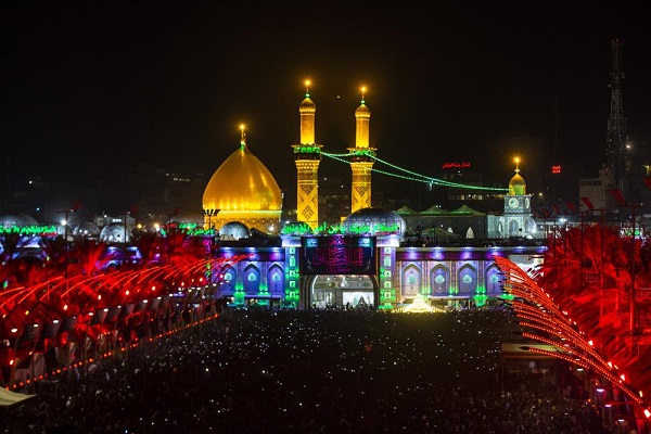 تصاویری از پرچم عزای حسینی بر فراز گنبد ائمه(ع) در عراق تصاویری از پرچم عزای حسینی بر فراز گنبد ائمه(ع) در عراق