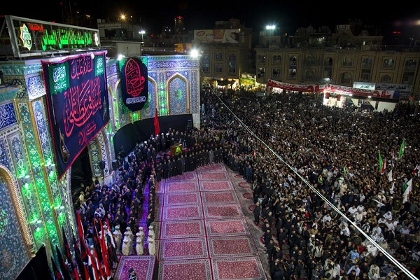 تصاویری از پرچم عزای حسینی بر فراز گنبد ائمه(ع) در عراق تصاویری از پرچم عزای حسینی بر فراز گنبد ائمه(ع) در عراق