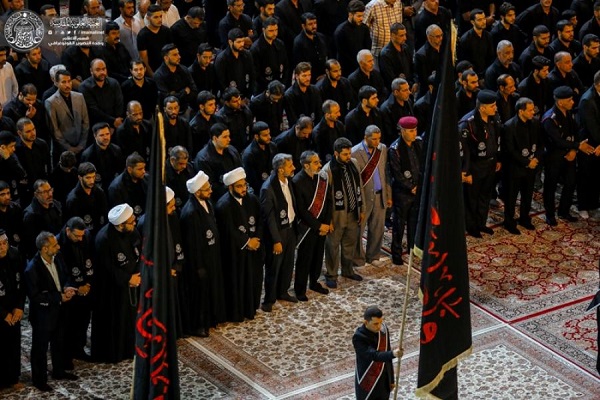 تصاویری از پرچم عزای حسینی بر فراز گنبد ائمه(ع) در عراق تصاویری از پرچم عزای حسینی بر فراز گنبد ائمه(ع) در عراق